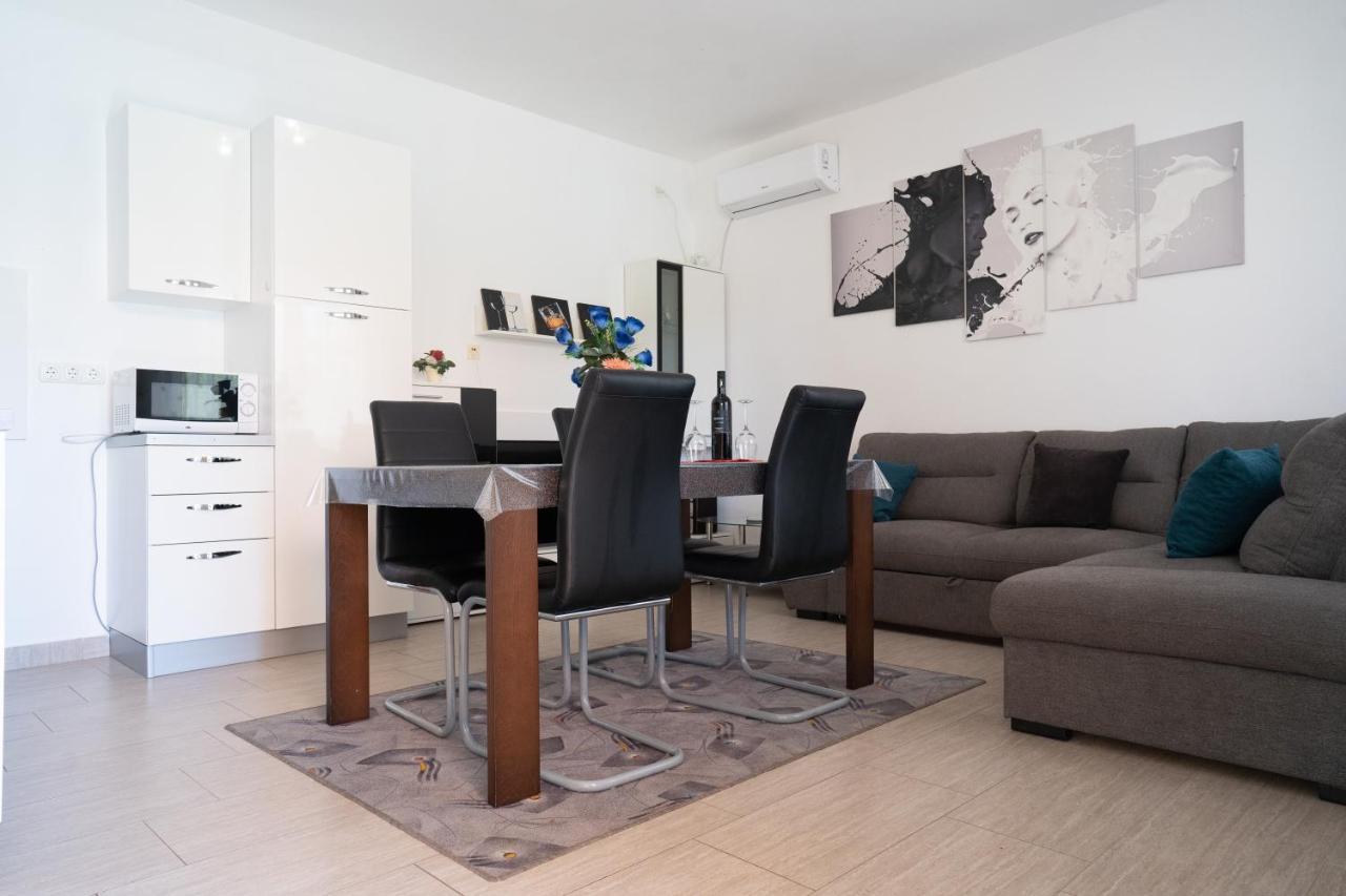 Apartment Mladen Biograd Na Moru Eksteriør billede